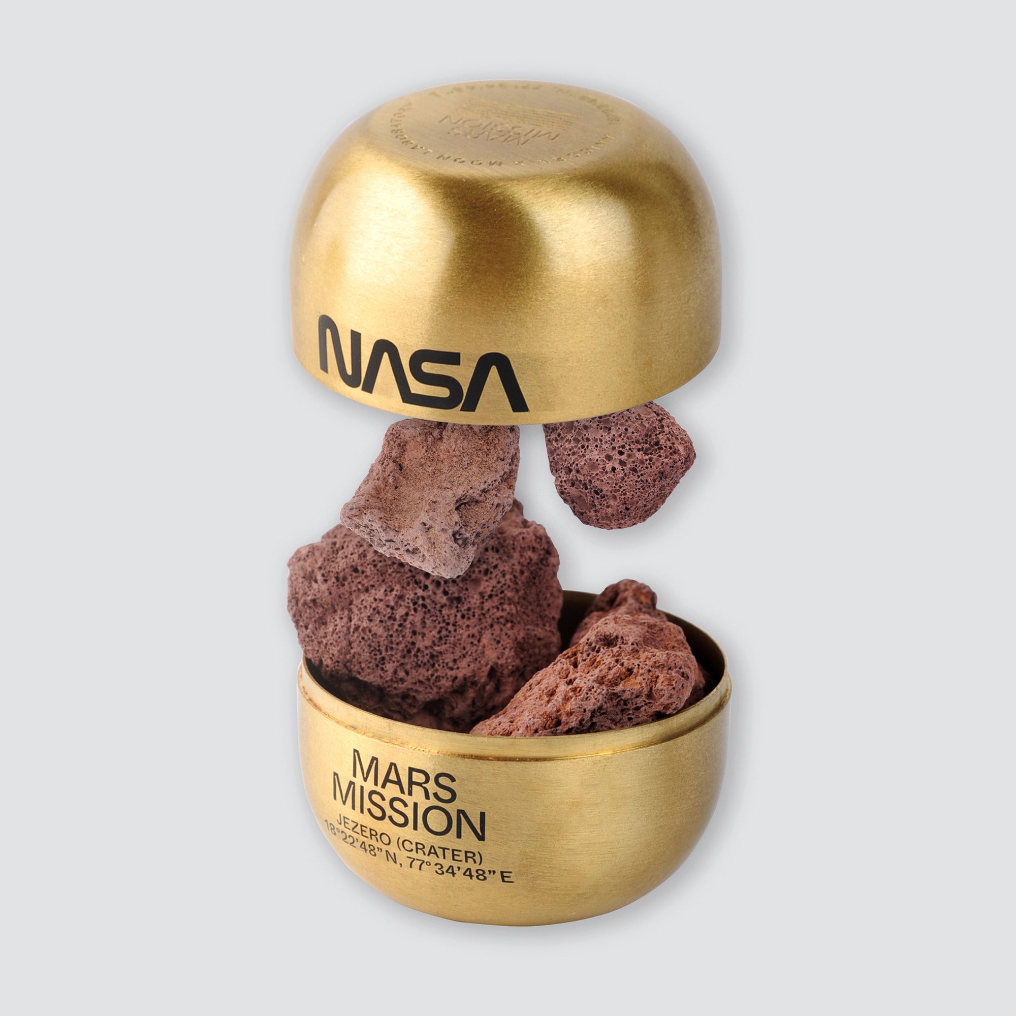 The Mars Scent is a scented potpourri with an imaginary aroma of Mars, it comes with a special brass capsule with NASA logo print. A collaboration with Moon Laboratory.
