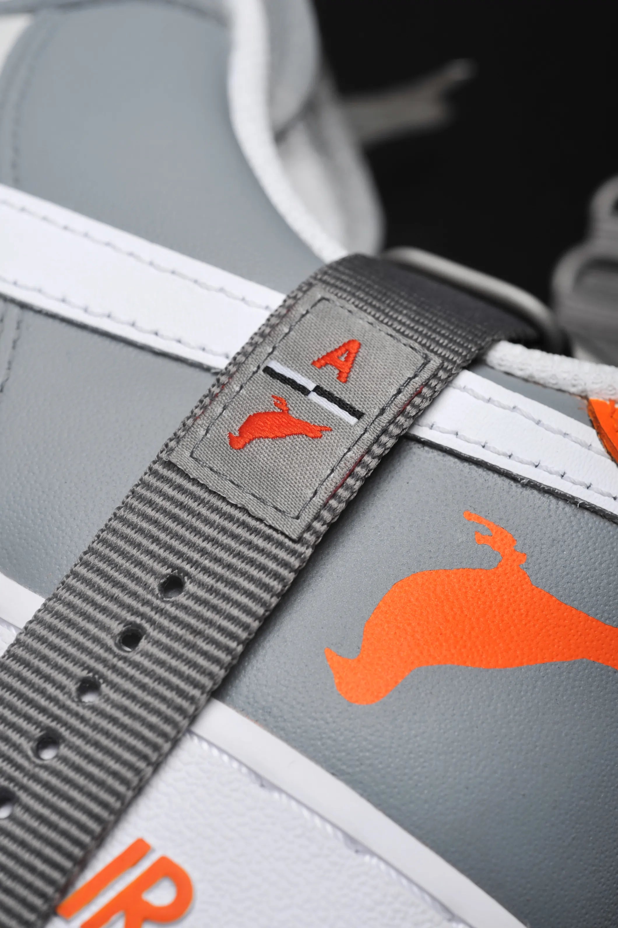 Artemis Time has a clean, minimal and sleek design, the gray color is inspired by the moon rock, with the orange highlights on the dial and crown recalling the “International Orange” applied on the spacesuit. 