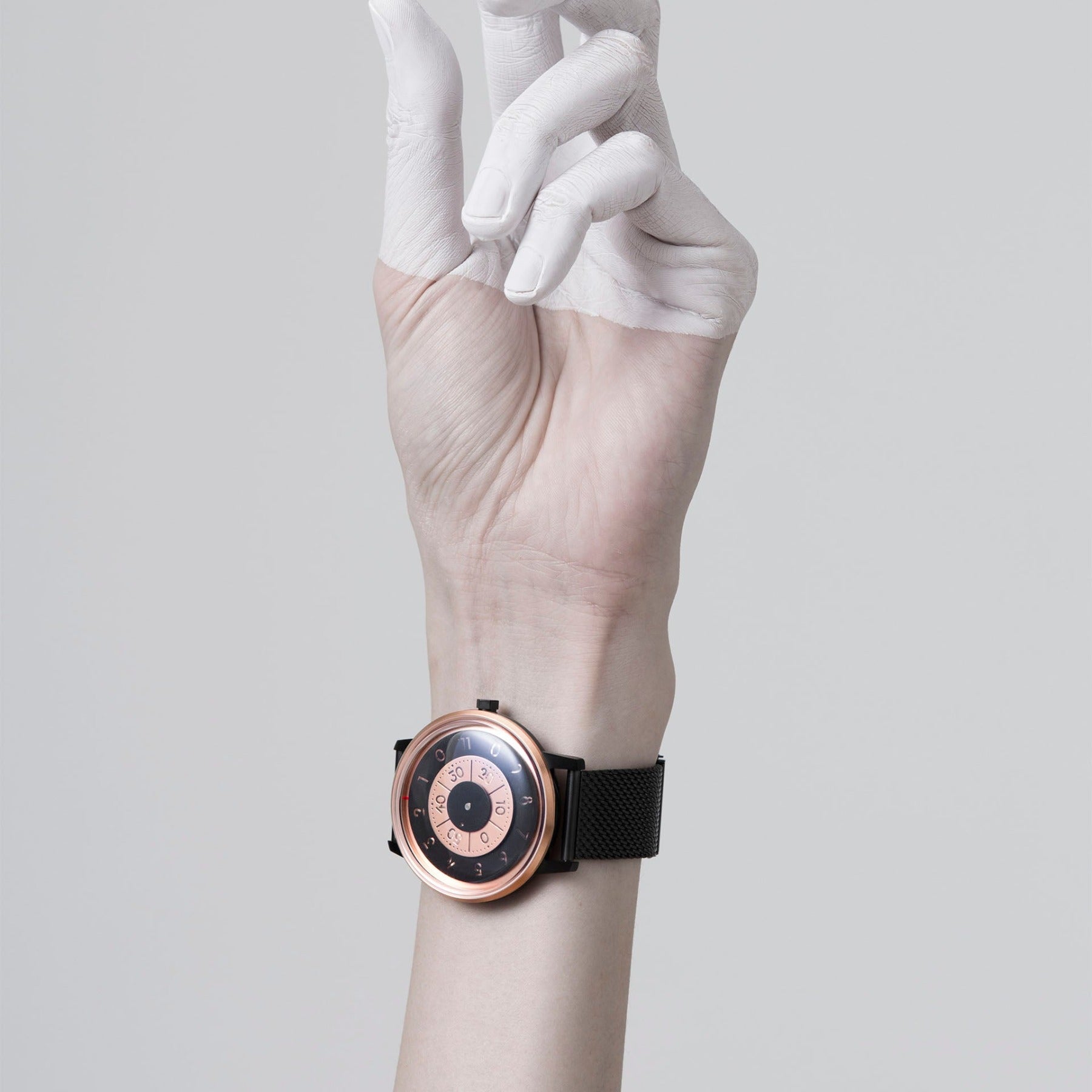 Series K452 in a rosegold version – a combination of stainless steel/PVD black and rose gold. 