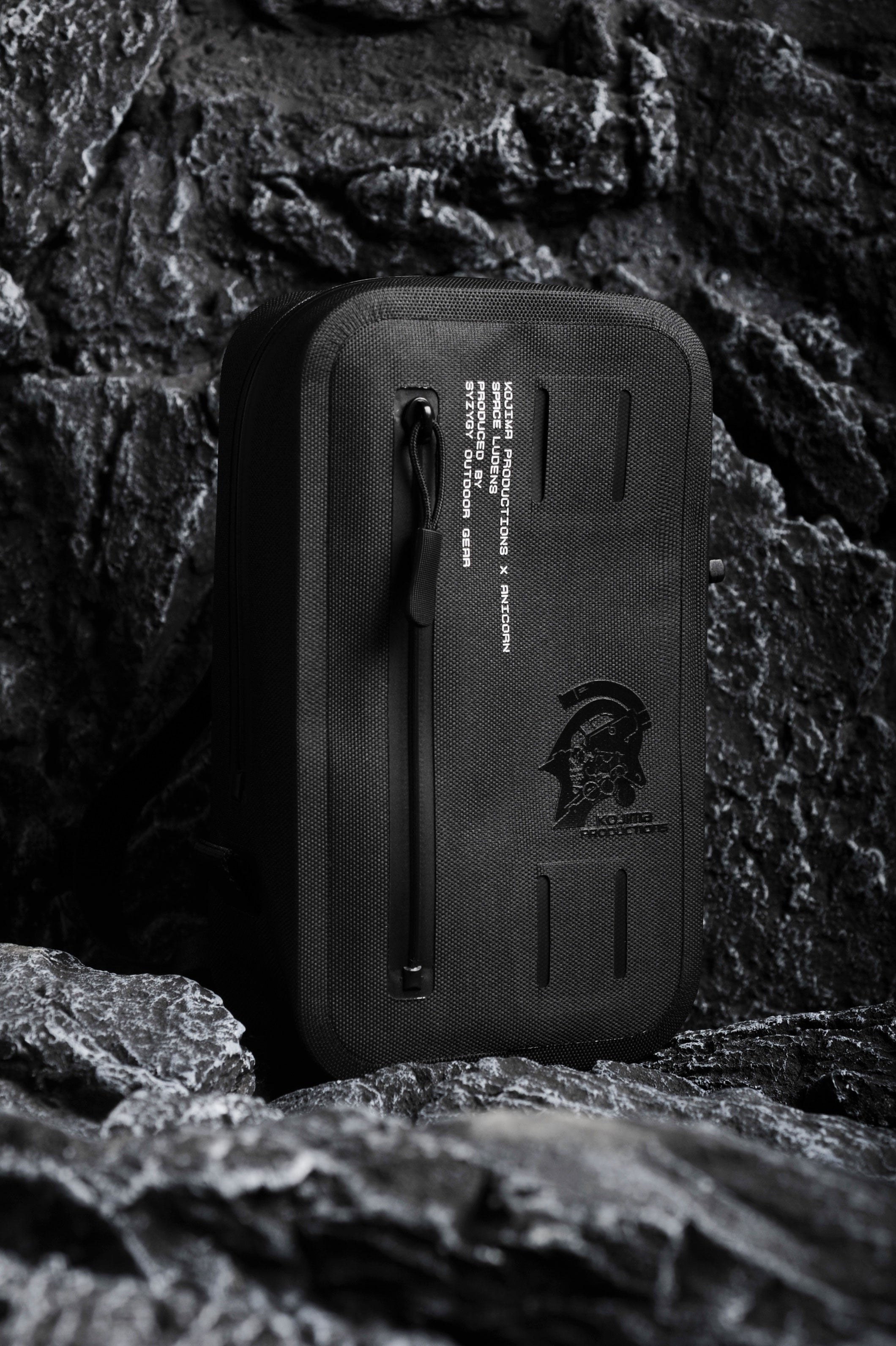 Inspired by the Ludens carrier, ANICORN partners with outdoor gear design company Syzygy for a featured seamless Ludens Sacoche. It is a fashionable accessory for everyday uses. Ludens Sacoche has KOJIMA PRODUCTIONS logo subtly printed on the front; it is made with TPU material, which is lightweight, waterproof, durable and non-toxic.