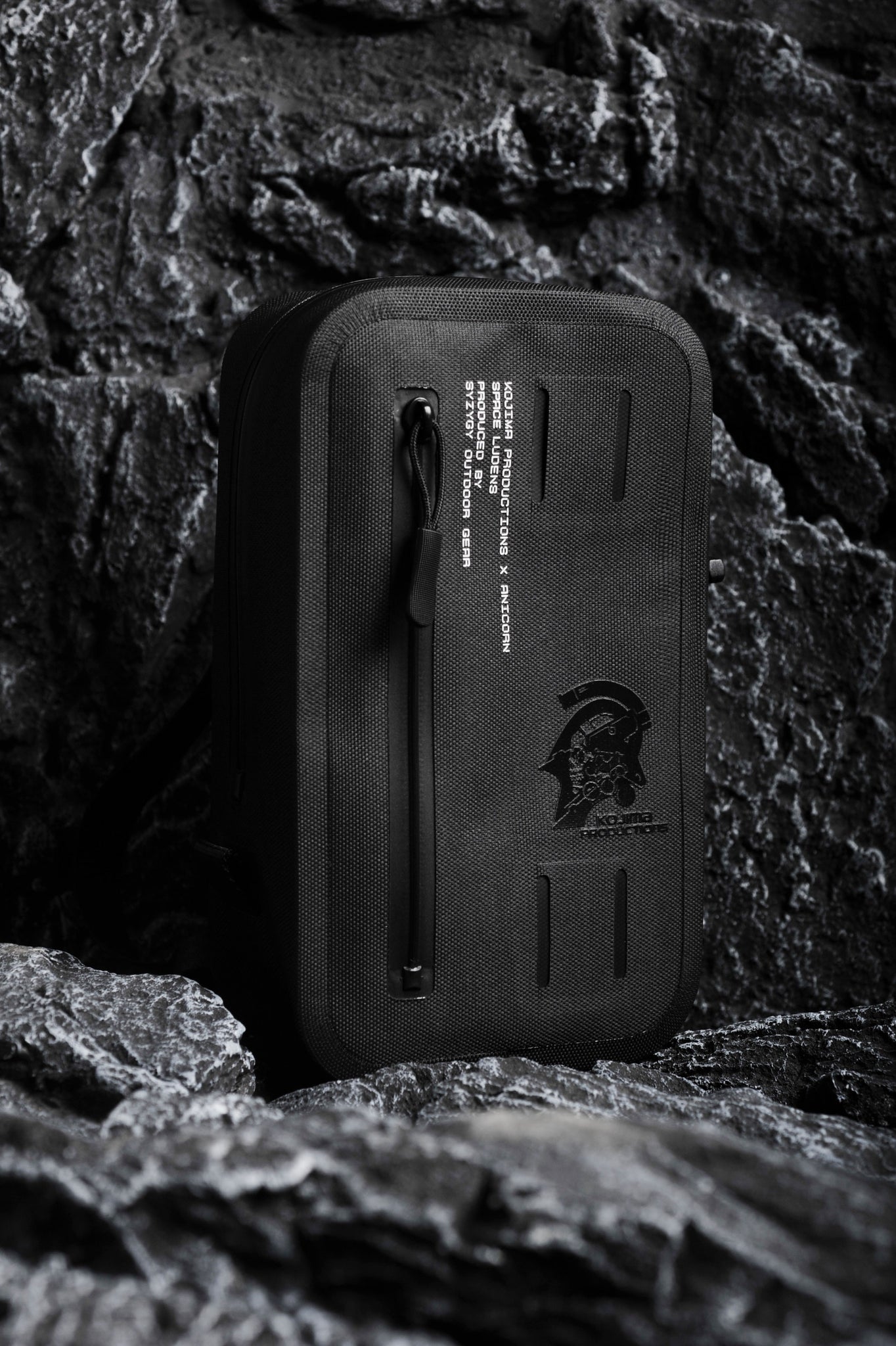 Inspired by the Ludens carrier, ANICORN partners with outdoor gear design company Syzygy for a featured seamless Ludens Sacoche. It is a fashionable accessory for everyday uses. Ludens Sacoche has KOJIMA PRODUCTIONS logo subtly printed on the front; it is made with TPU material, which is lightweight, waterproof, durable and non-toxic.