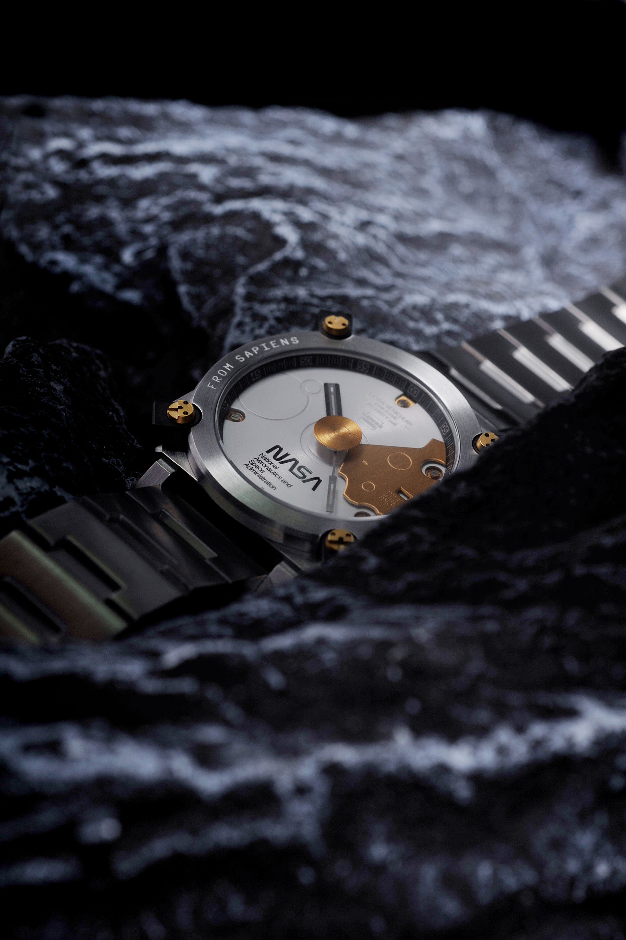 SPACE LUDENS is a “EVA Creative Suit on the wrist”. It reflects the ethos of Ludens who connects the elements of Play, Time and Space. The timepiece is designed by ANICORN, supervised by world-famous character designer Yoji Shinkawa (KOJIMA PRODUCTIONS) and officially approved by NASA.