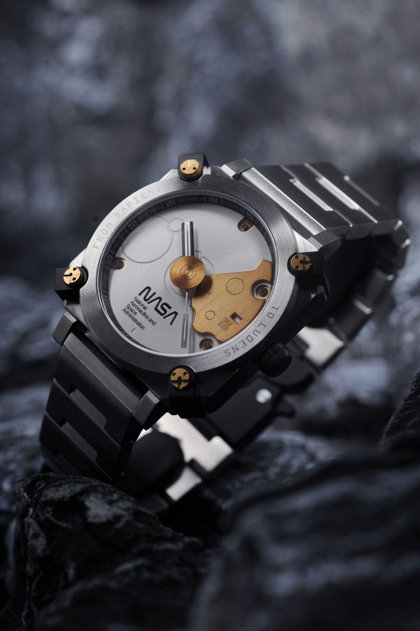 SPACE LUDENS is a “EVA Creative Suit on the wrist”. It reflects the ethos of Ludens who connects the elements of Play, Time and Space. The timepiece is designed by ANICORN, supervised by world-famous character designer Yoji Shinkawa (KOJIMA PRODUCTIONS) and officially approved by NASA.