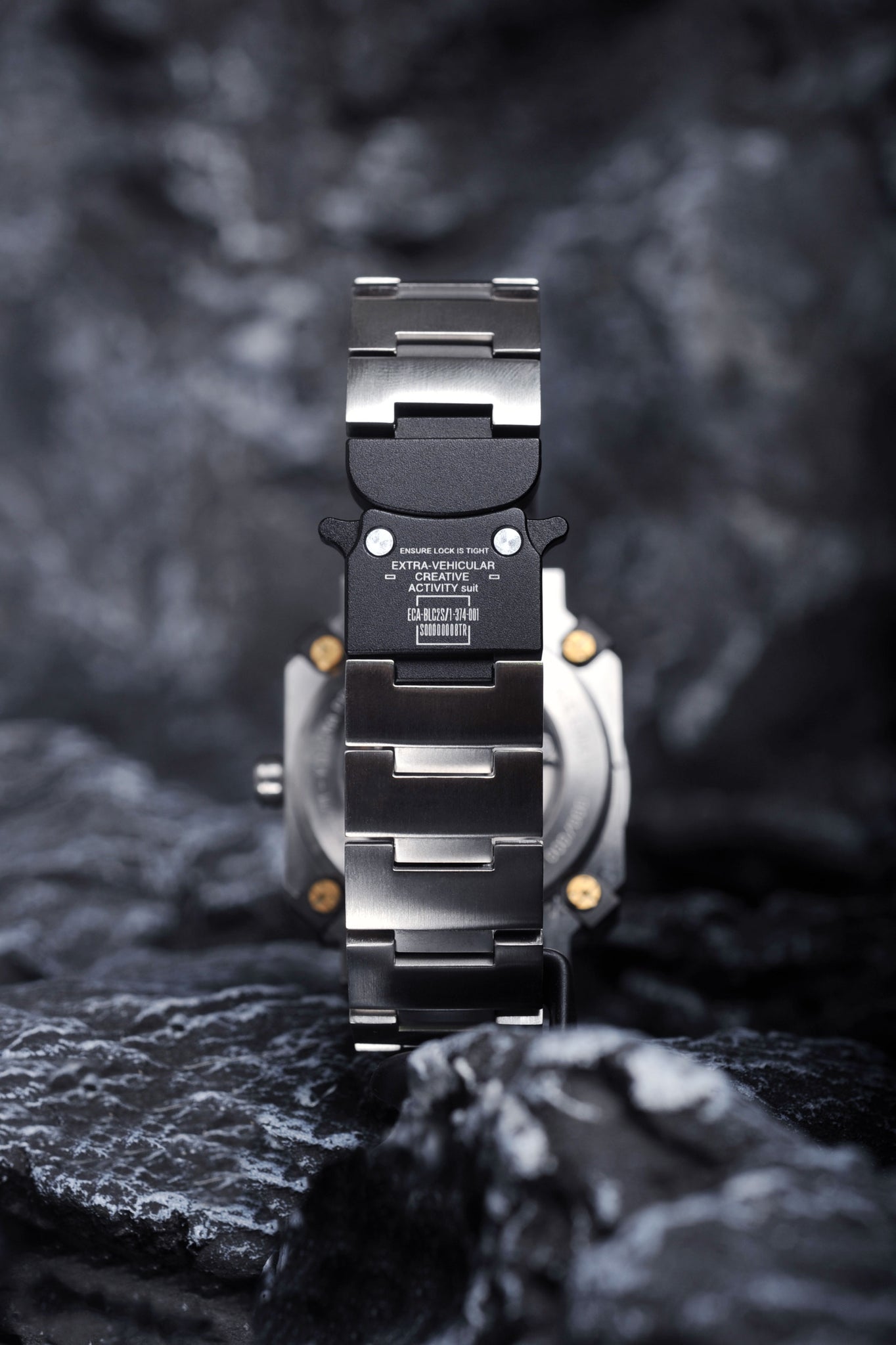 SPACE LUDENS includes two straps for different styling: a stainless steel bracelet featuring the buckle straps of the Ludens; and a carbon fiber pattern leather strap for lighter activities. The choice of carbon fiber printed is a reflection on the skull mask motif of Ludens