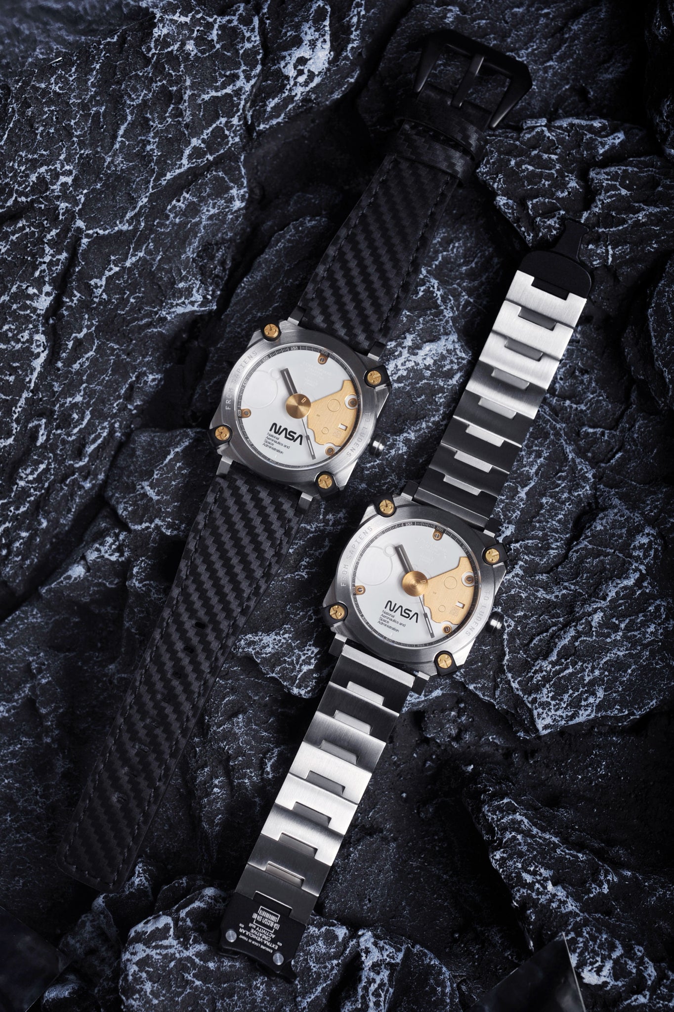 SPACE LUDENS includes two straps for different styling: a stainless steel bracelet featuring the buckle straps of the Ludens; and a carbon fiber pattern leather strap for lighter activities. The choice of carbon fiber printed is a reflection on the skull mask motif of Ludens.