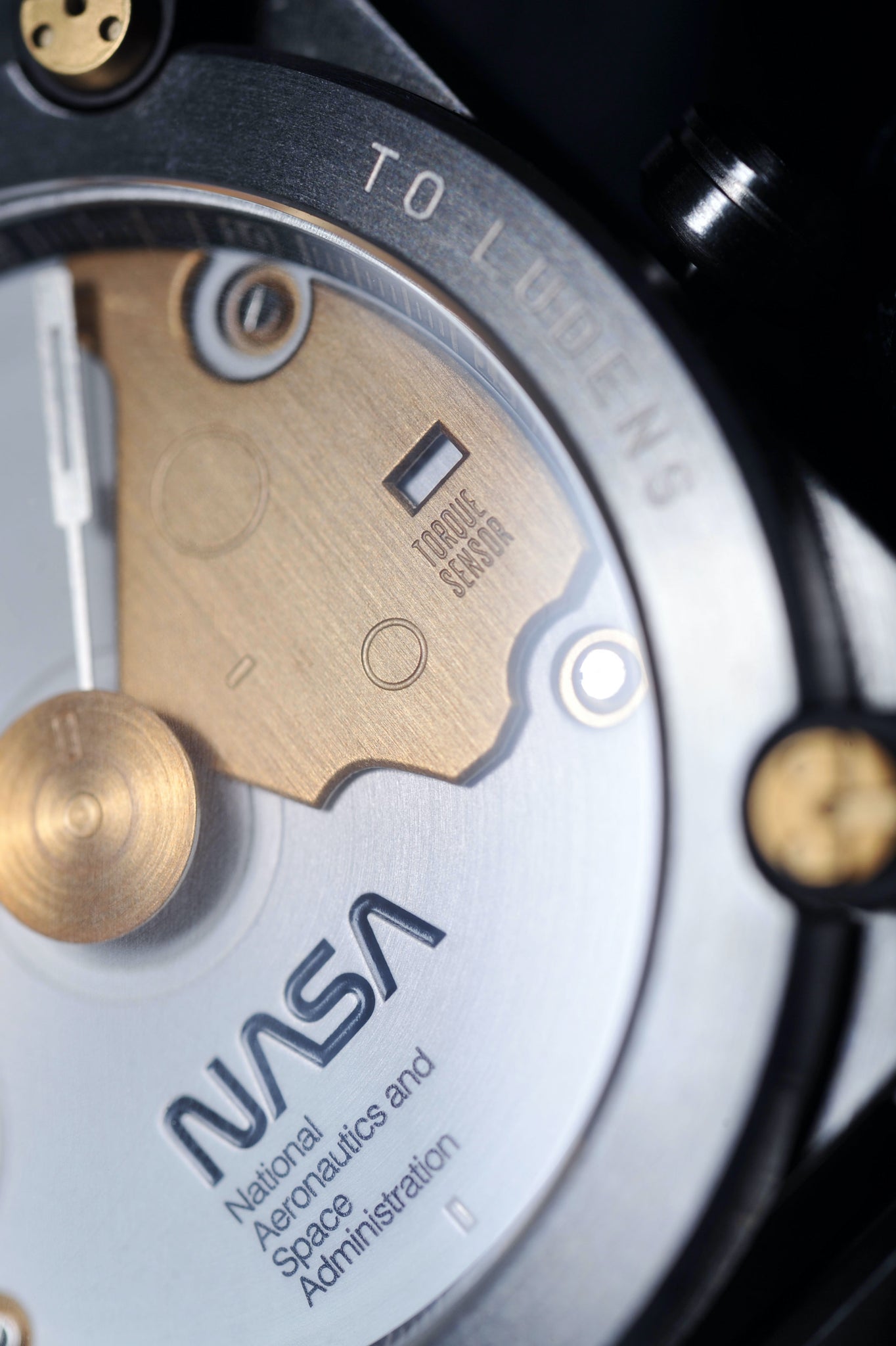 On the dial is the endorsement of the NASA logo, as well as an engraved serial code that appeared on the arms of the Ludens EVA Creasuit Suit. 