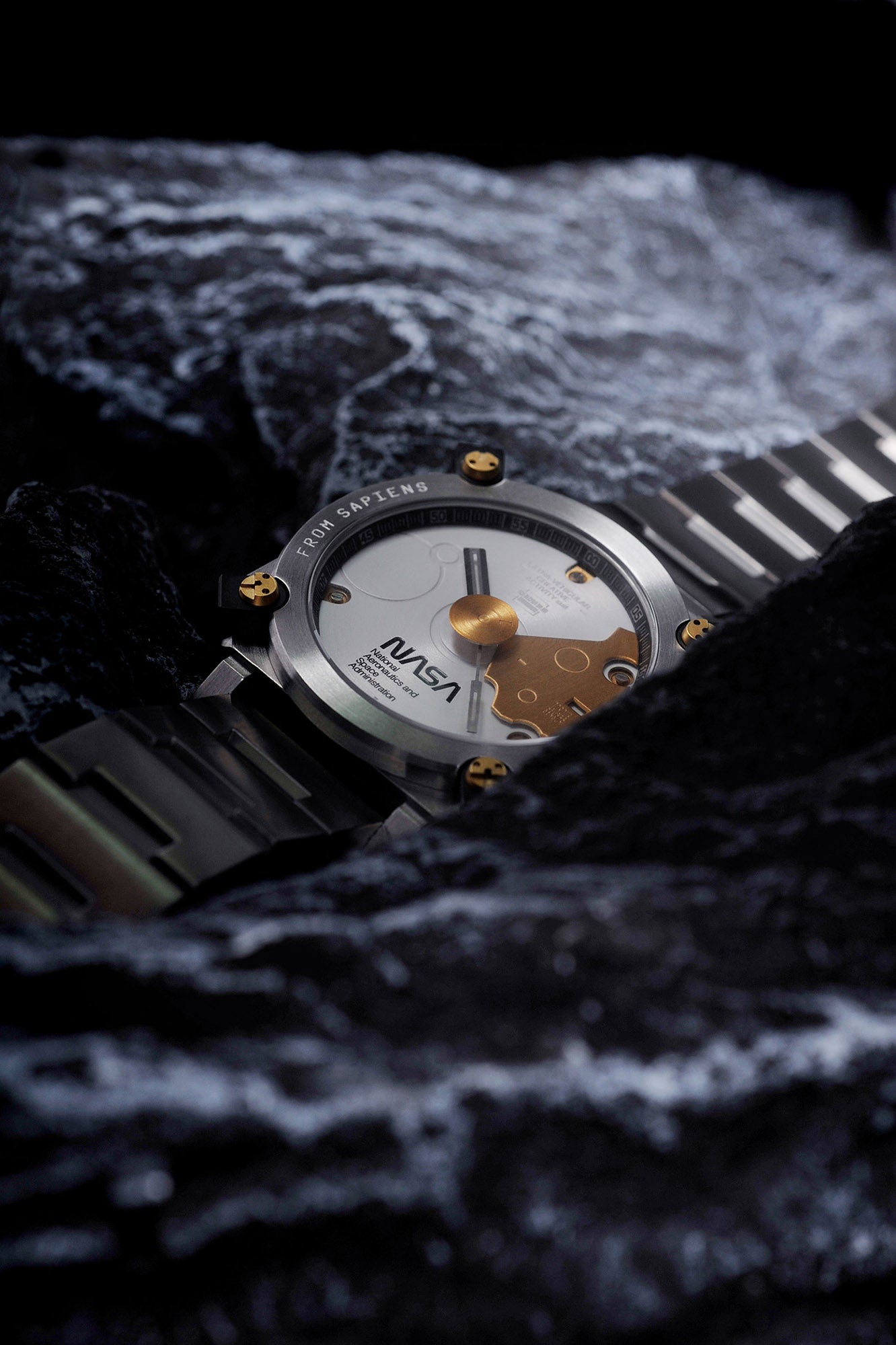 SPACE LUDENS is a “EVA Creative Suit on the wrist”. It reflects the ethos of Ludens who connects the elements of Play, Time and Space. The timepiece is designed by ANICORN, supervised by world-famous character designer Yoji Shinkawa (KOJIMA PRODUCTIONS) and officially approved by NASA.