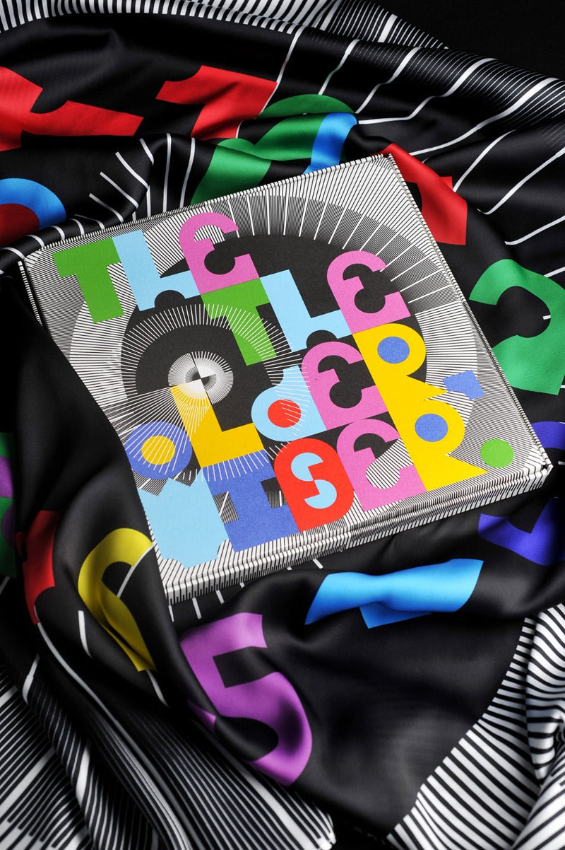 “2Windy” keeps you warm and chic even in the wind. The silky scarf is a 2O’clock art print to wear or frame. Either keeping you warm or inspired, “2windy” is voguish and elegant, the scarf comes with a showcasing box with the typographic quote “The older, the wiser”.