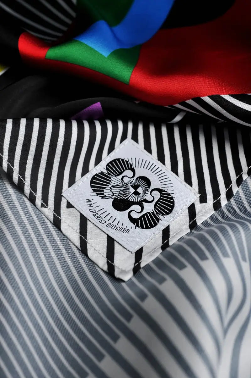 “2Windy” keeps you warm and chic even in the wind. The silky scarf is a 2O’clock art print to wear or frame. Either keeping you warm or inspired, “2windy” is voguish and elegant, the scarf comes with a showcasing box with the typographic quote “The older, the wiser”.