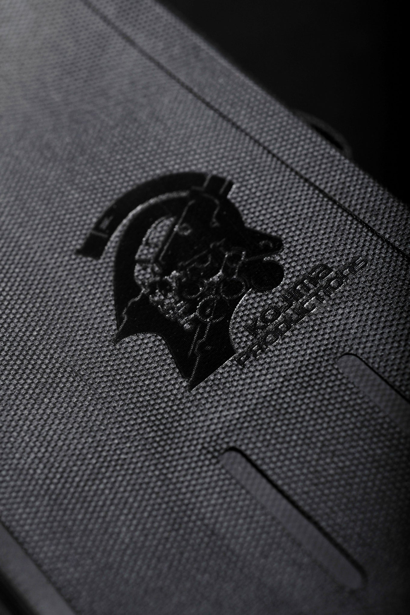 Inspired by the Ludens carrier, ANICORN partners with outdoor gear design company Syzygy for a featured seamless Ludens Sacoche. It is a fashionable accessory for everyday uses. Ludens Sacoche has KOJIMA PRODUCTIONS logo subtly printed on the front; it is made with TPU material, which is lightweight, waterproof, durable and non-toxic.
