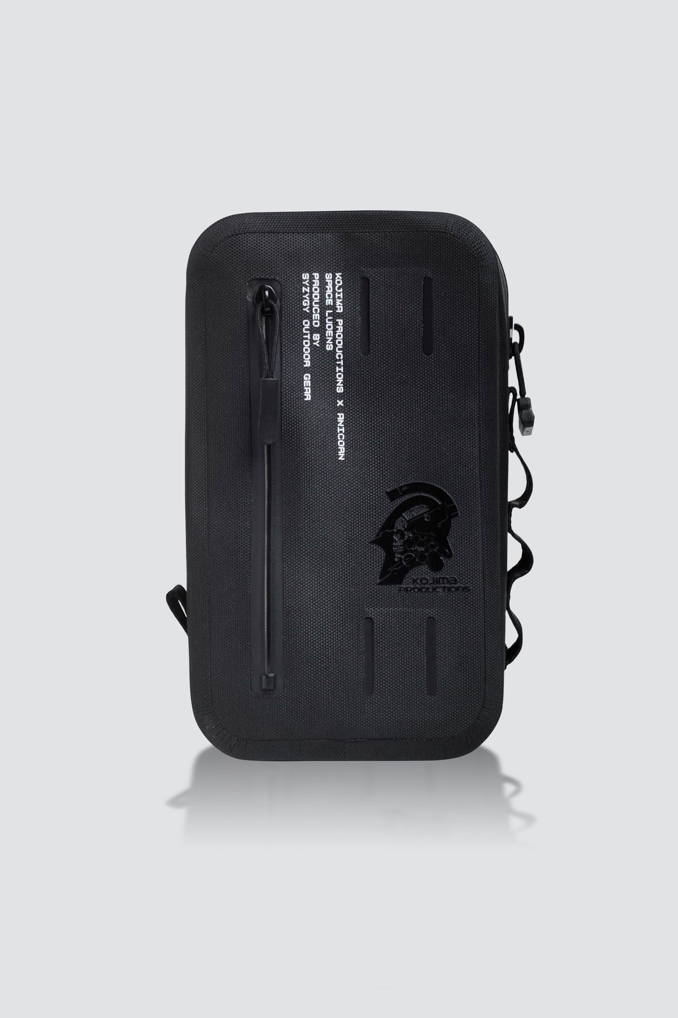 Inspired by the Ludens carrier, ANICORN partners with outdoor gear design company Syzygy for a featured seamless Ludens Sacoche. It is a fashionable accessory for everyday uses. Ludens Sacoche has KOJIMA PRODUCTIONS logo subtly printed on the front; it is made with TPU material, which is lightweight, waterproof, durable and non-toxic.