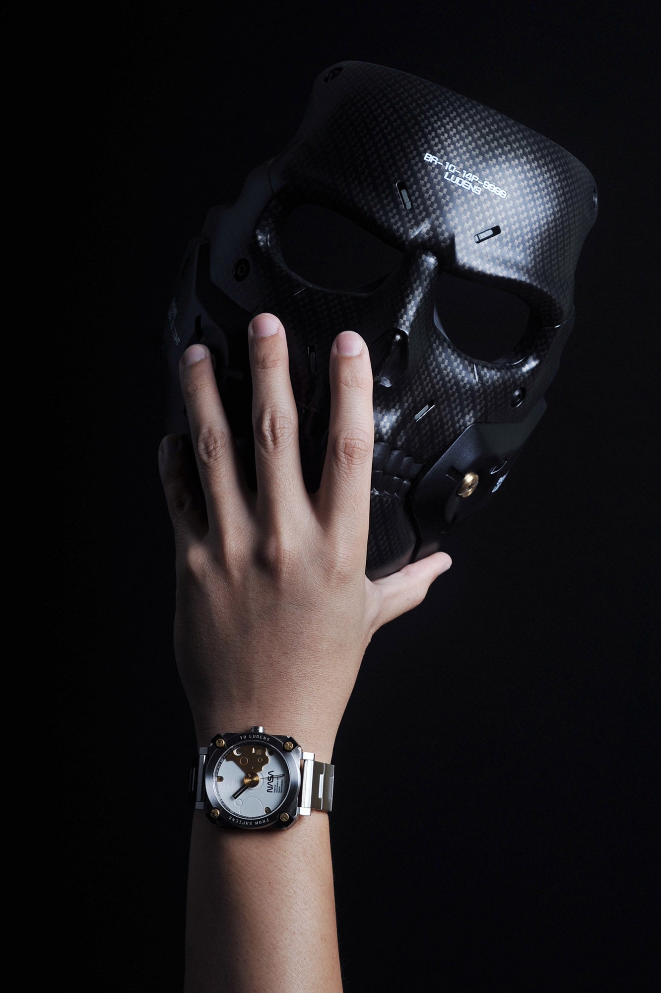 Exclusively included in the Rare Edition, Ludens Mask is a 1:1 life size collectible that is actually wearable – Everyone of us is Ludens. The skull mask is a very important motif for Ludens that is associated with human fossils and armor visor.