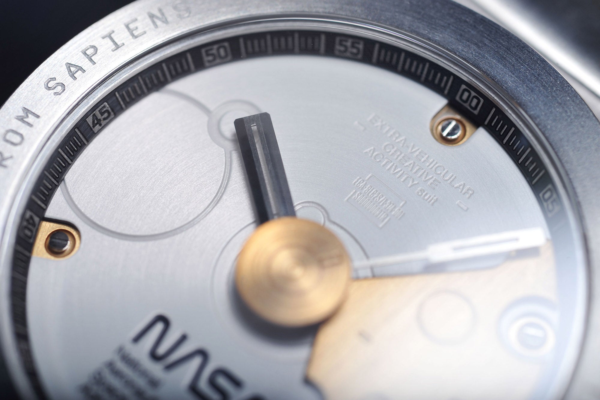 On the dial is the endorsement of the NASA logo, as well as an engraved serial code that appeared on the arms of the Ludens EVA Creasuit Suit. 