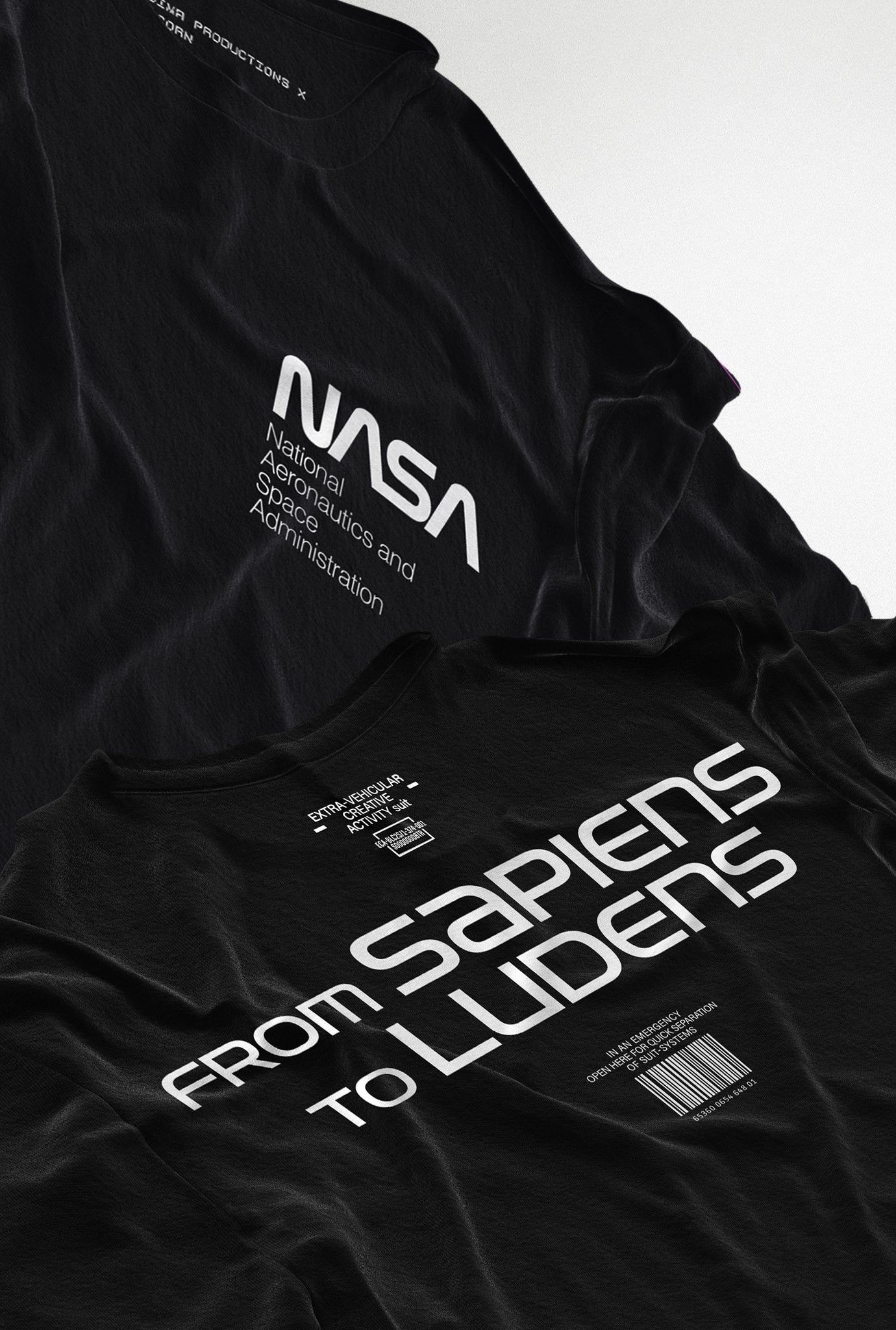 Space Ludens NASA Tee showing the essence of the collaboration project with style on both sides – front and back. The heavyweight tee has the NASA worm logo printed on the front and KOJIMA PRODUCTIONS’ motto “From Sapiens to Ludens” with graphics on Ludens EVA Creative Suit printed at the back.