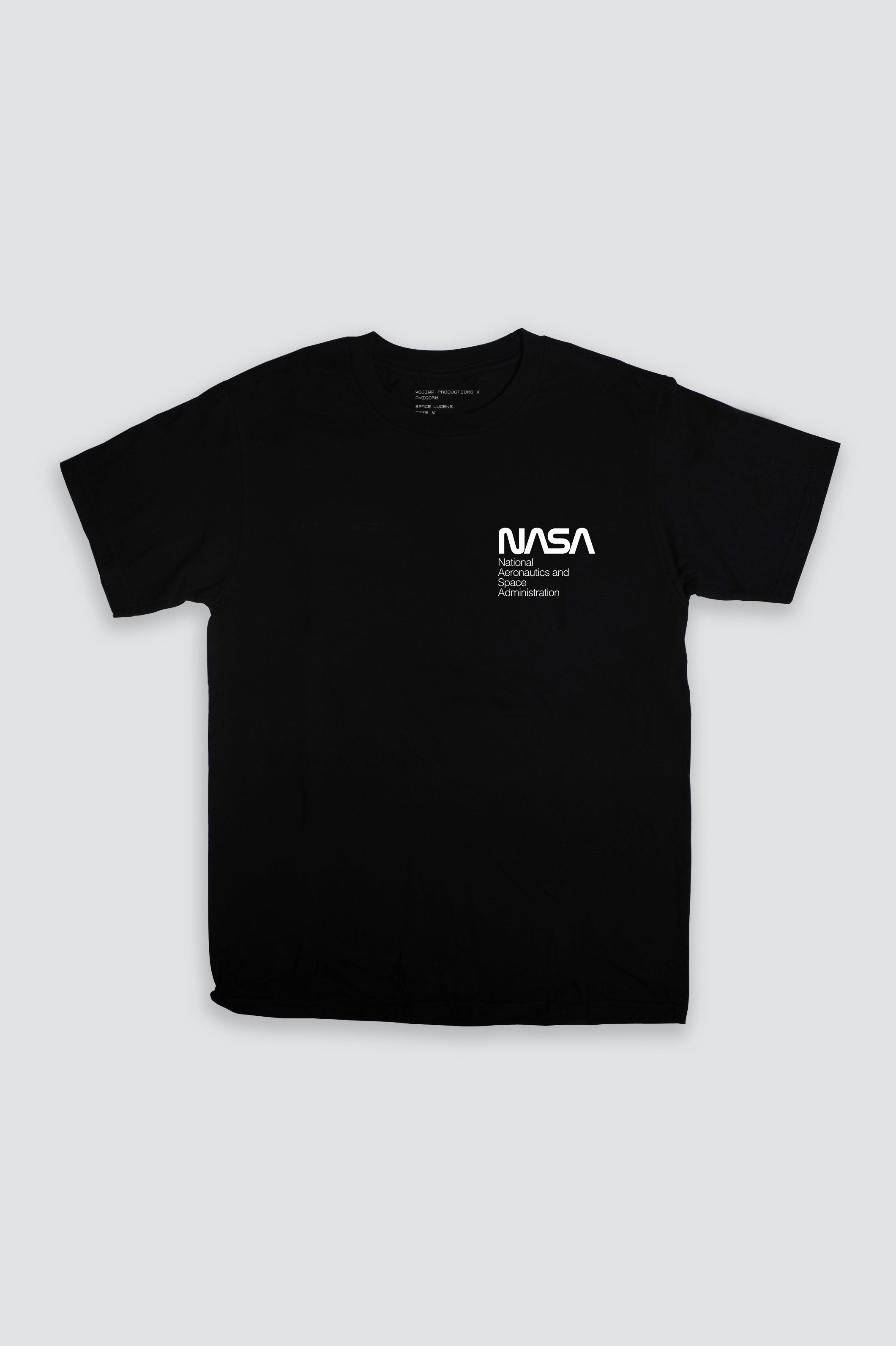 Space Ludens NASA Tee showing the essence of the collaboration project with style on both sides – front and back. The heavyweight tee has the NASA worm logo printed on the front and KOJIMA PRODUCTIONS’ motto “From Sapiens to Ludens” with graphics on Ludens EVA Creative Suit printed at the back.