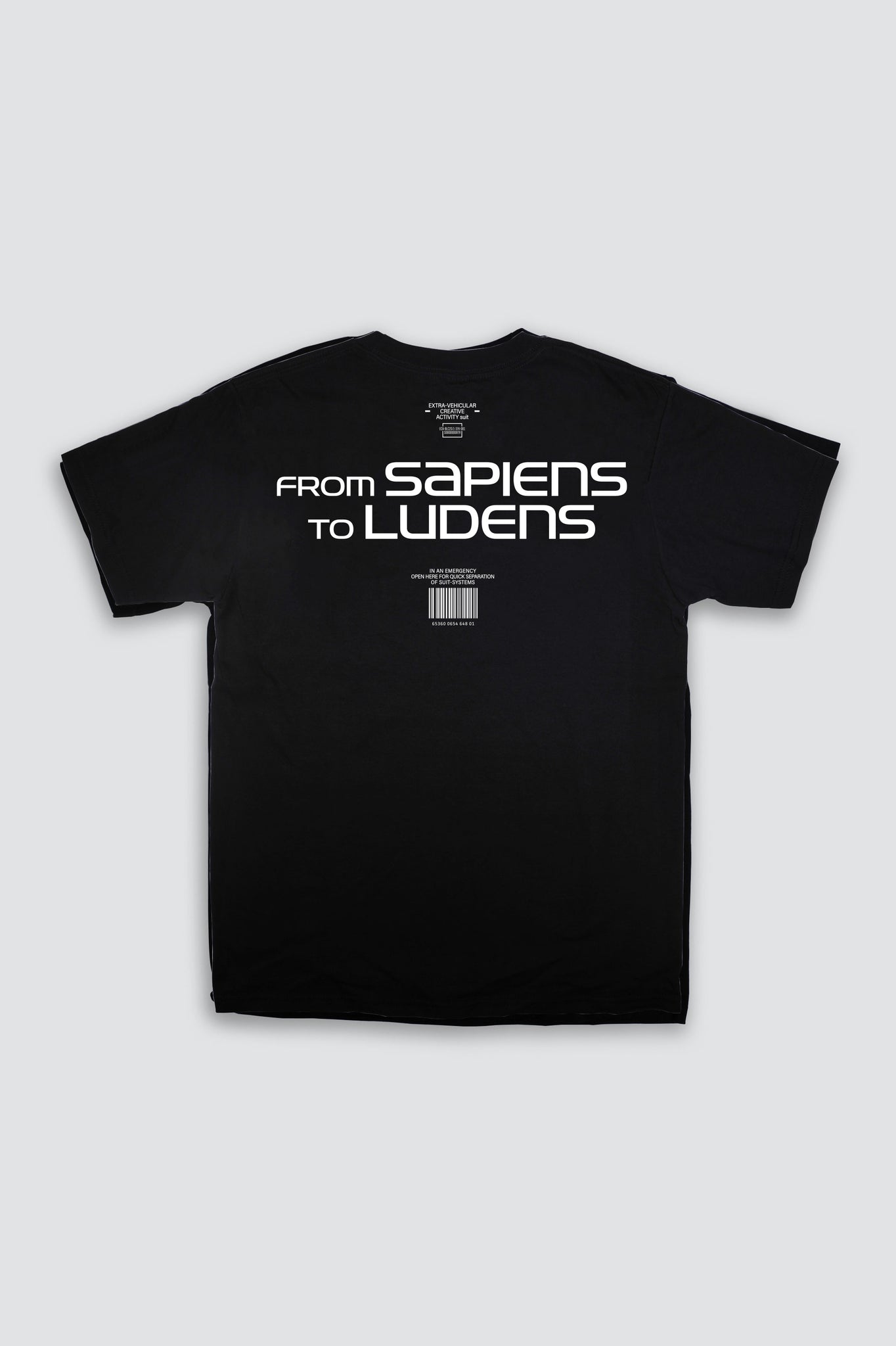 Space Ludens NASA Tee showing the essence of the collaboration project with style on both sides – front and back. The heavyweight tee has the NASA worm logo printed on the front and KOJIMA PRODUCTIONS’ motto “From Sapiens to Ludens” with graphics on Ludens EVA Creative Suit printed at the back.