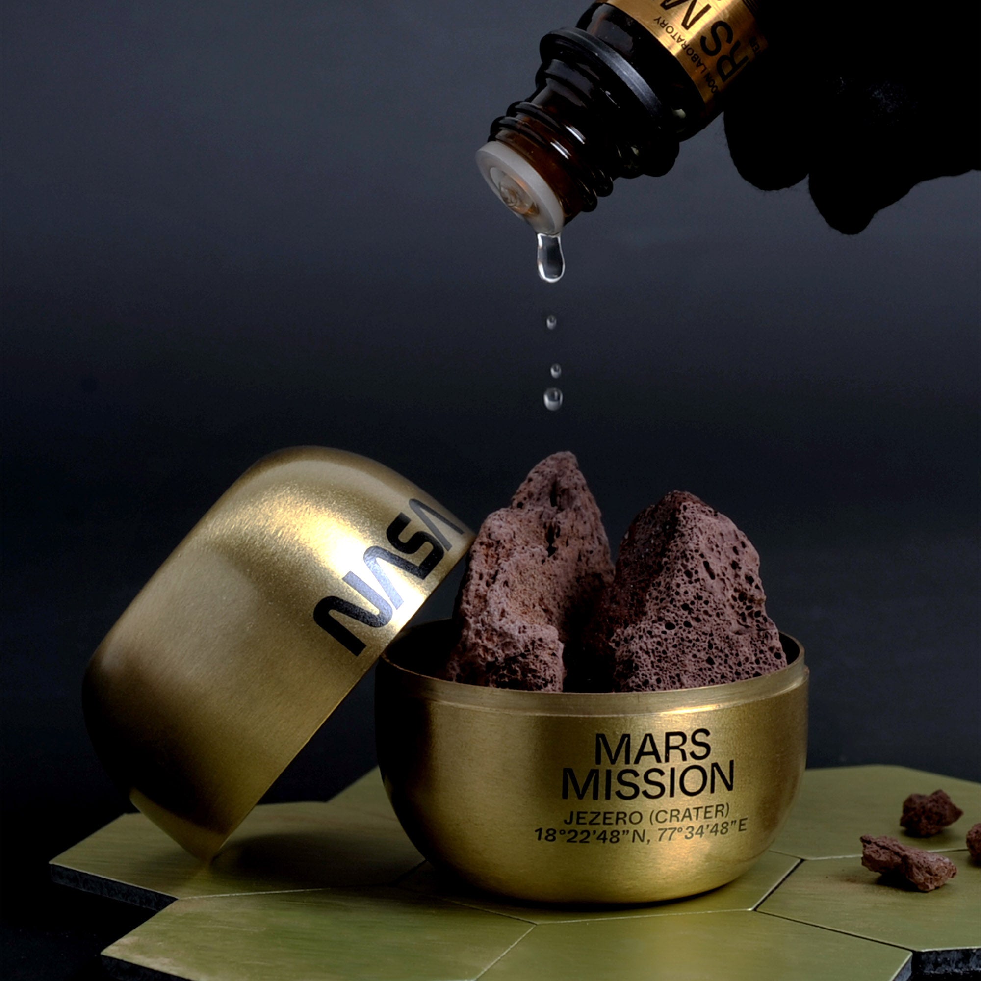 The Mars Scent is a scented potpourri with an imaginary aroma of Mars, it comes with a special brass capsule with NASA logo print. A collaboration with Moon Laboratory.
