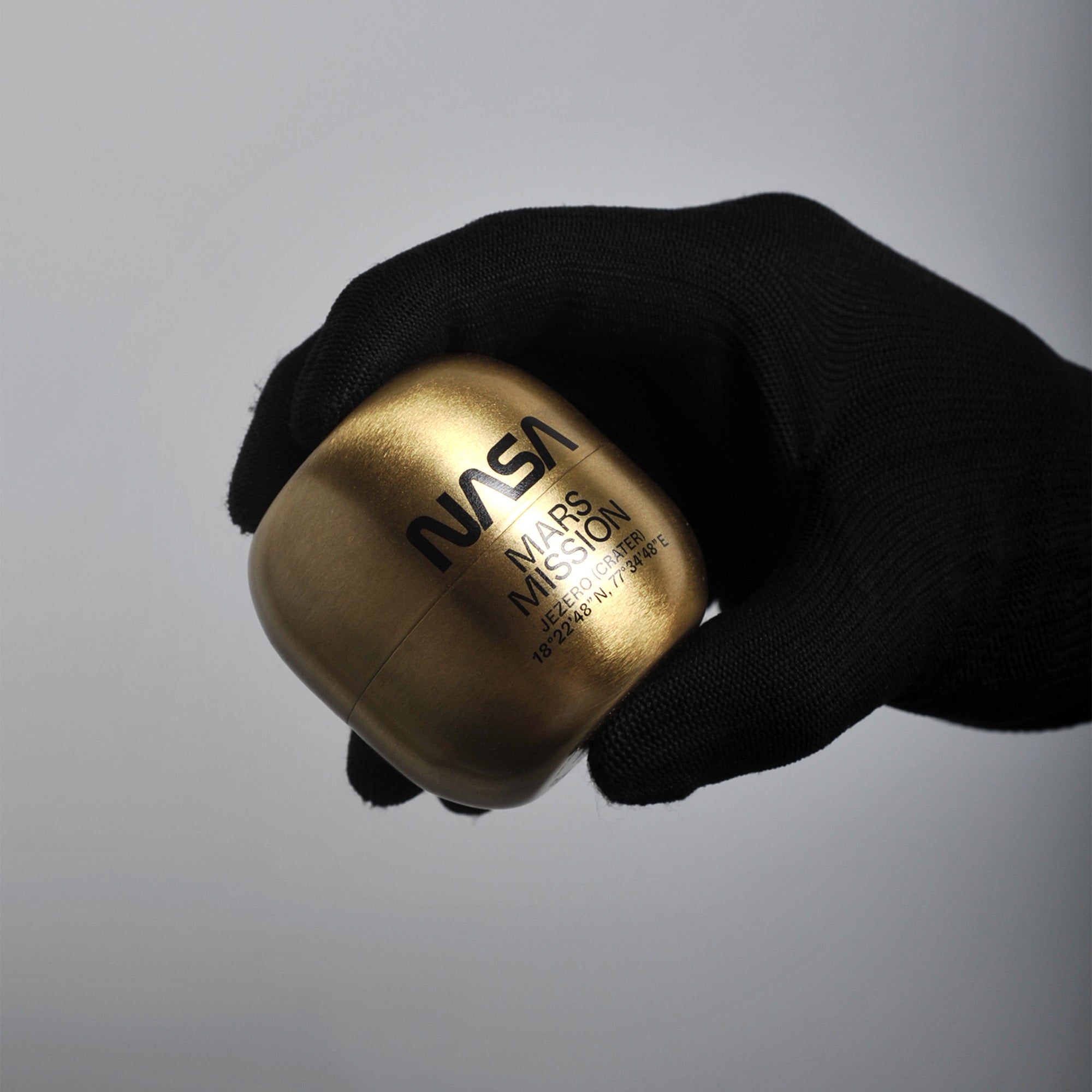 The Mars Scent is a scented potpourri with an imaginary aroma of Mars, it comes with a special brass capsule with NASA logo print. A collaboration with Moon Laboratory.