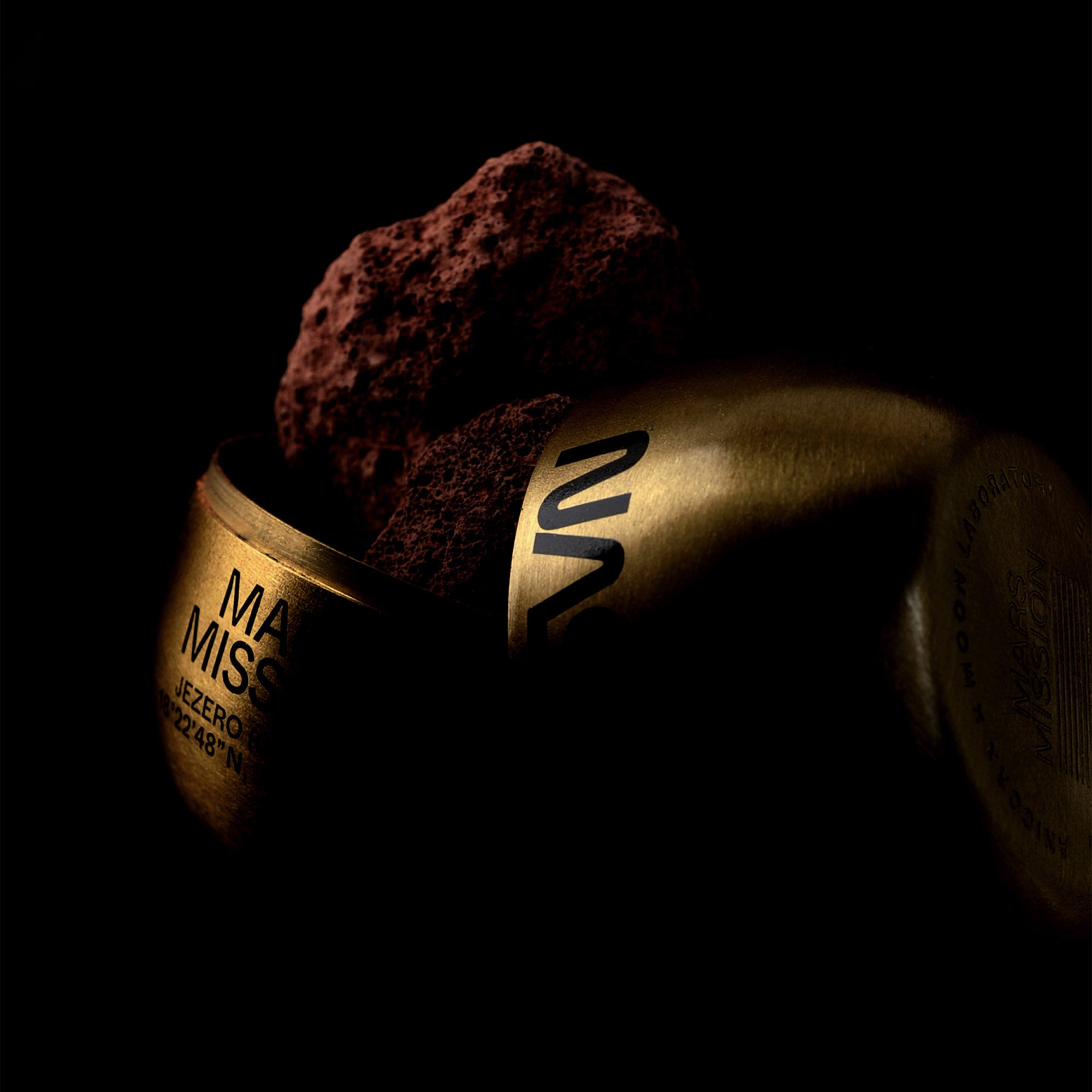 The Mars Scent is a scented potpourri with an imaginary aroma of Mars, it comes with a special brass capsule with NASA logo print. A collaboration with Moon Laboratory.