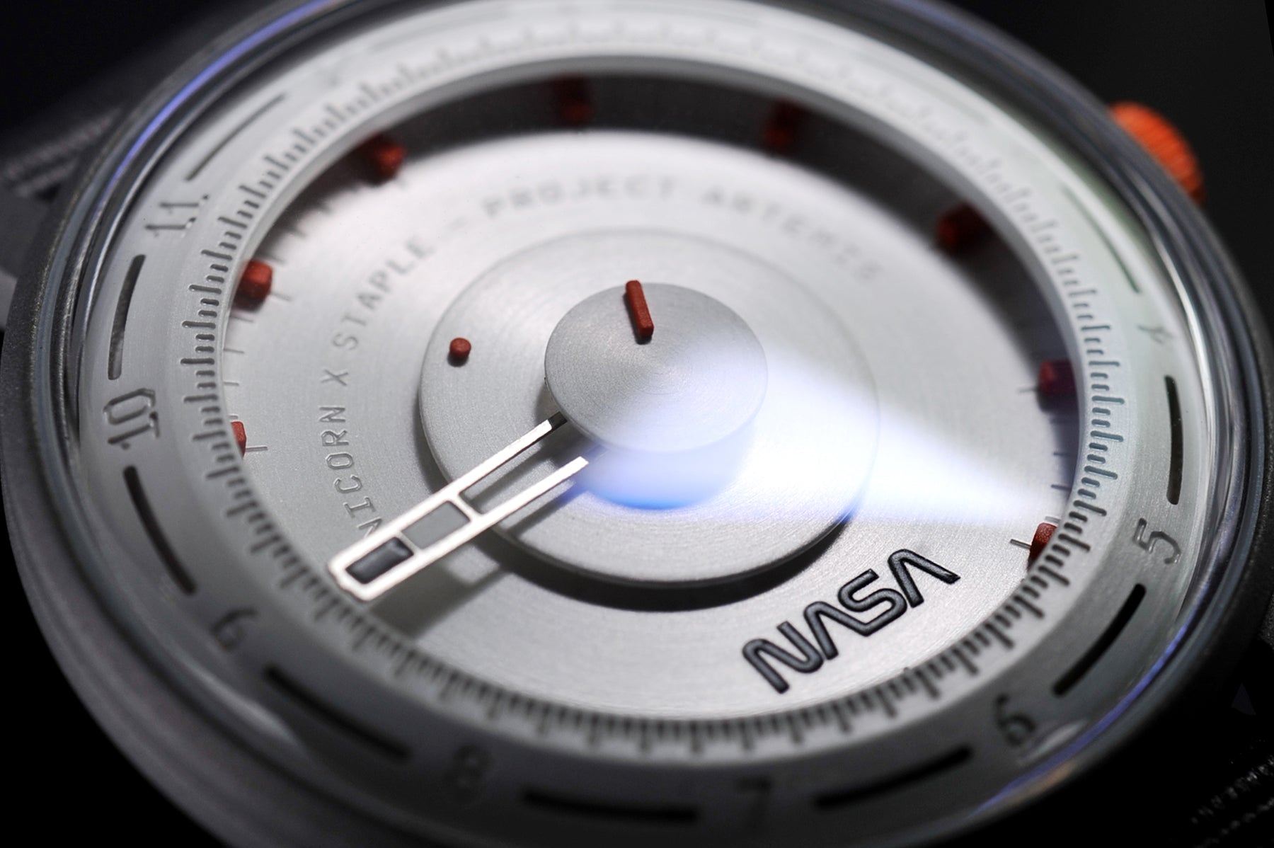 Artemis Time has a clean, minimal and sleek design, the gray color is inspired by the moon rock, with the orange highlights on the dial and crown recalling the “International Orange” applied on the spacesuit. Artemis Time comes with Nato Straps which is perfect for rugged conditions and adventures. 