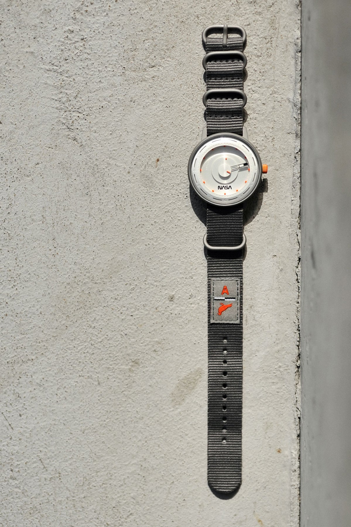 Artemis Time is a timepiece to honor space missions, zero gravity as well as the salutation to the upcoming space expedition. Designed by Jeff Staple and ANICORN, Artemis Time has a special project logo consisting of the initial “A” that stands for both Artemis and Anicorn; the spacecraft roll patterns and of course a unique upside down Zero Gravity “Space Pigeon” signature by STAPLE — the very first for the brand. 