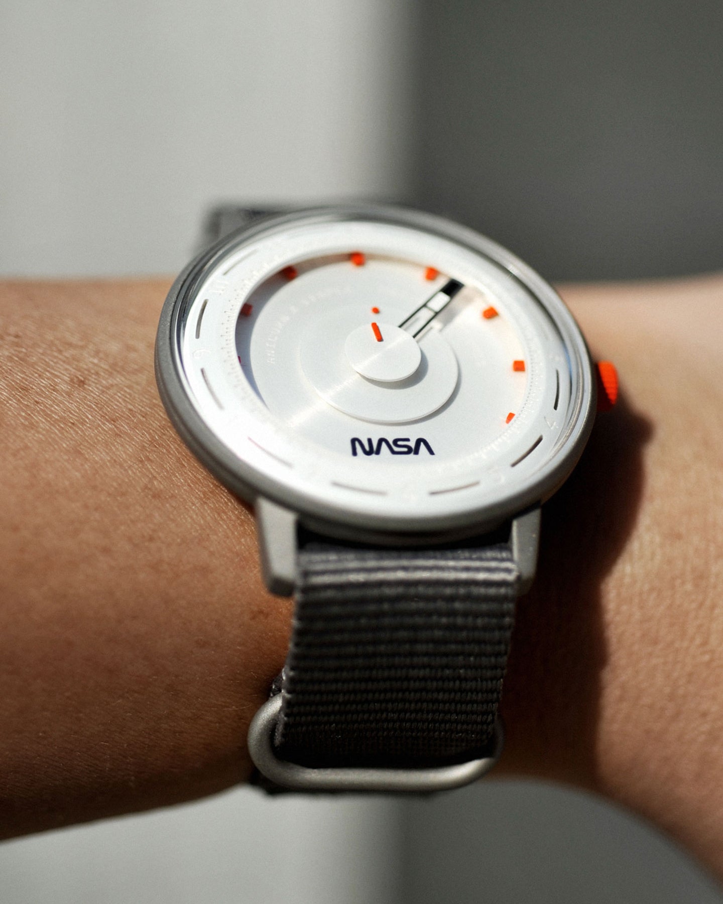 Artemis Time has a clean, minimal and sleek design, the gray color is inspired by the moon rock, with the orange highlights on the dial and crown recalling the “International Orange” applied on the spacesuit. Artemis Time comes with Nato Straps which is perfect for rugged conditions and adventures. 