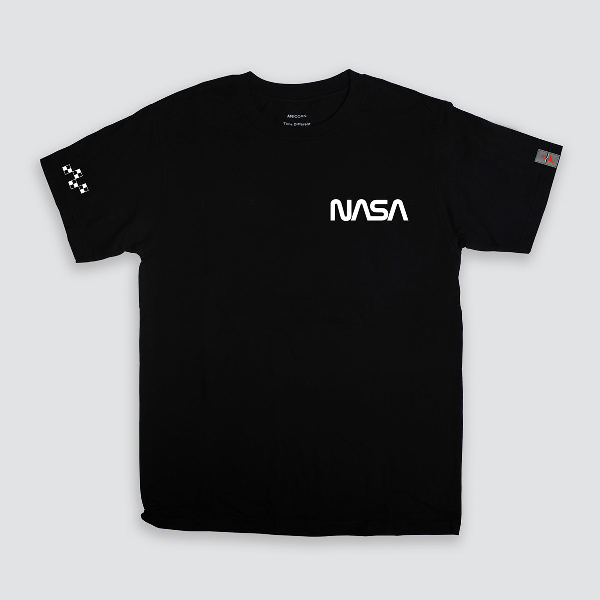 Featuring the upside down Zero Gravity Pigeon and the NASA logo, “Pigeon Moon T” displays 10 facts about our neighbor – the Moon from 238,855 miles afar. The logo of PROJECT ARTEMIS is sewed on the left sleeve, balanced by the graphical roll patterns of spacecraft on the right sleeve. The heavyweight tee is only available in black color.