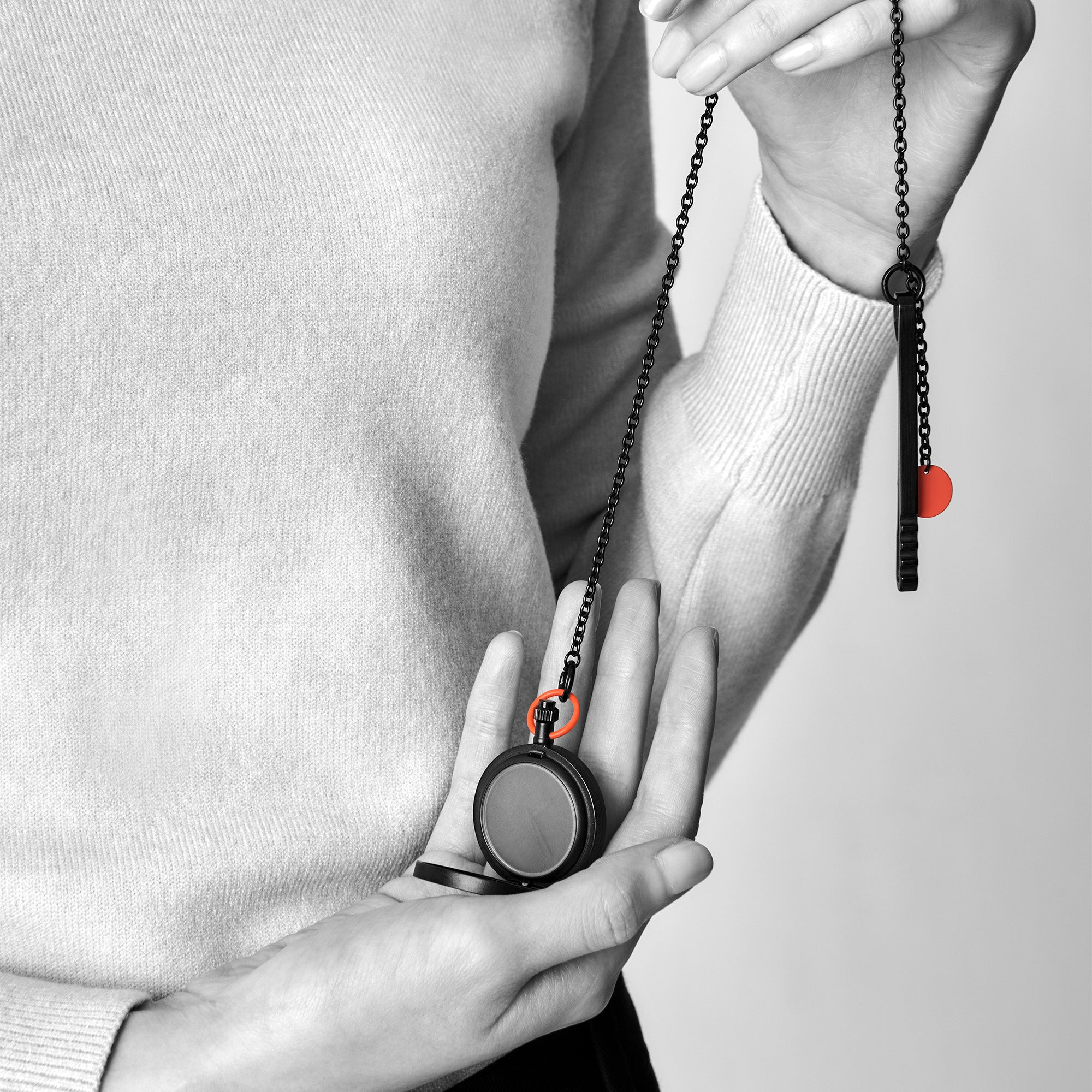TIME:LESS:NESS - 1510 – The pocket watch (Pocket watch & necklace - Black)
